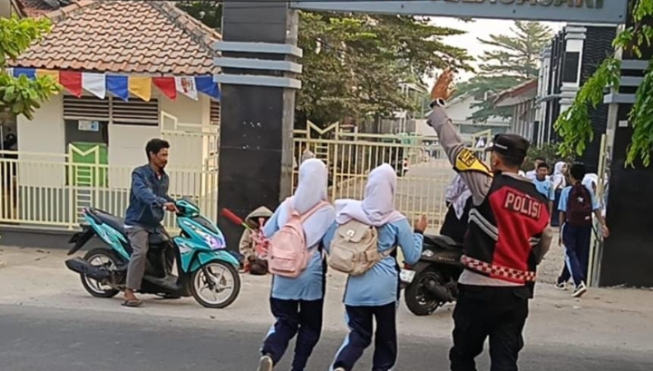 Sigap Kondusifkan Lalu Lintas, Personil Polsek Telagasari Laksanakan Sapa Pagi