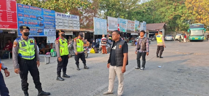 Kapolsek Klari Pimpin Pengamanan Siaga 1 Antisipasi Keberangkatan Massa dari Wilayah Karawang Menuju Jakarta dalam Rangka Unras Nasional