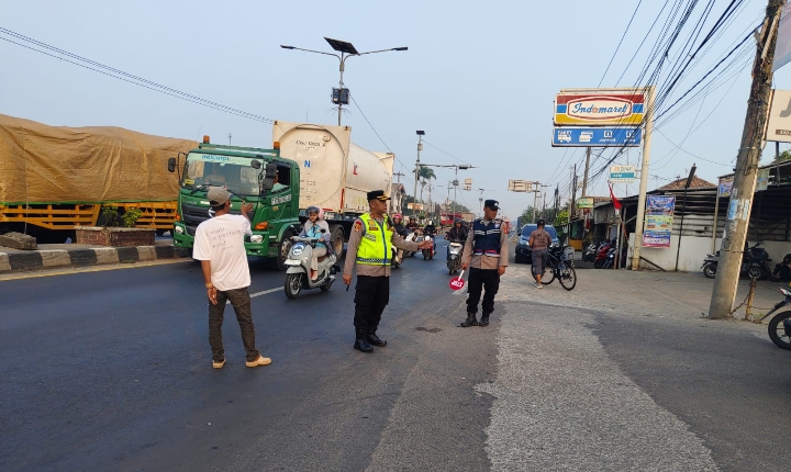 Potret Kapolsek Klari Bersama Anggota Melaksanakan Patroli Sapa Pagi dan Gatur Lalin