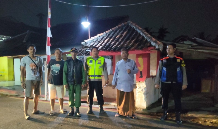 Personel Polsek Klari Patroli Sapa Warga di Poskamling Desa Kiarapayung