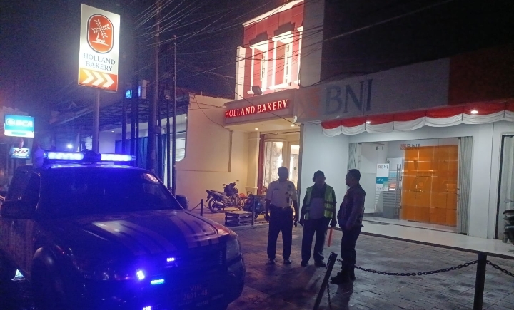 Patroli Malam Polsek Klari Sambangi Bank BNI Desa Duren