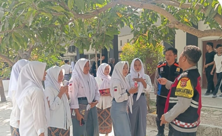 Personil Polsek Telukjambe Barat Sambangi Siswa SMAN 1, Sampaikan Pesan Kamtibmas ‎