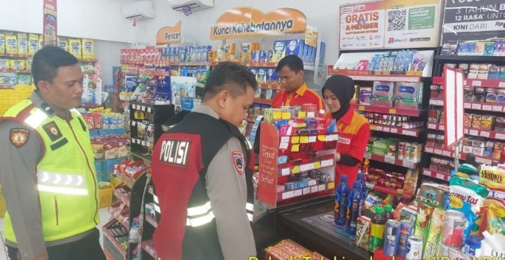 Personil Polsek Jatisari Patroli Sapa Warga, Berikan Himbauan Kamtibmas Ke Karyawan Alfamart