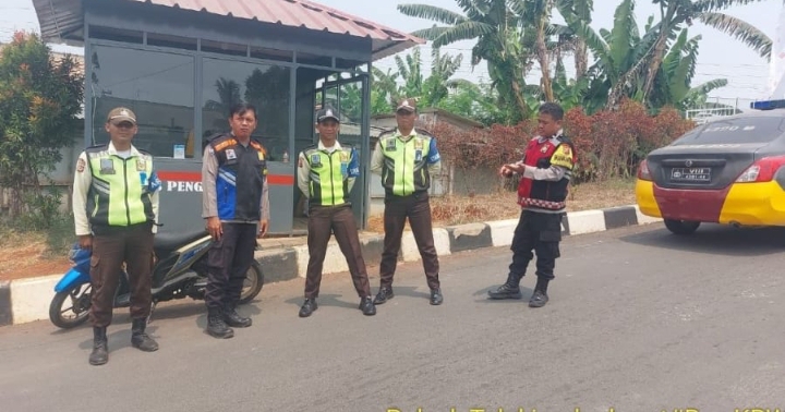 Patroli Siang Polsek Telukjambe Barat Sapa Warga Sampaikan Pesan Kamtibmas Kepada Security KCIC