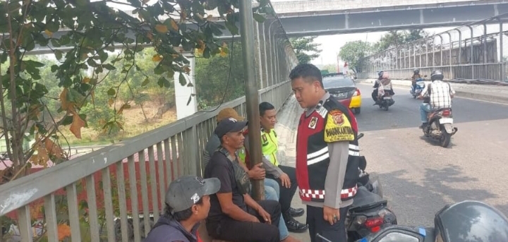 Ngawangkong Kamtibmas, Personil Polsek Telukjambe Barat Sambangi Warga Dusun Nyangkokot ‎