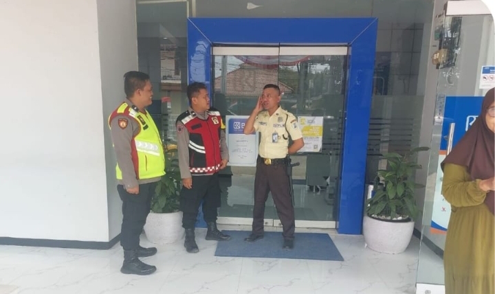 Sambang Security Bank BRI, Personil Polsek Telukjambe Barat Patroli Sapa Warga Sampaikan Nomor Layanan Kepolisian