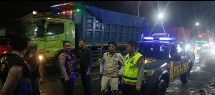 Personil Polsek Klari Lakukan Patroli Malam Sasaran Jalan Raya Karawang Timur