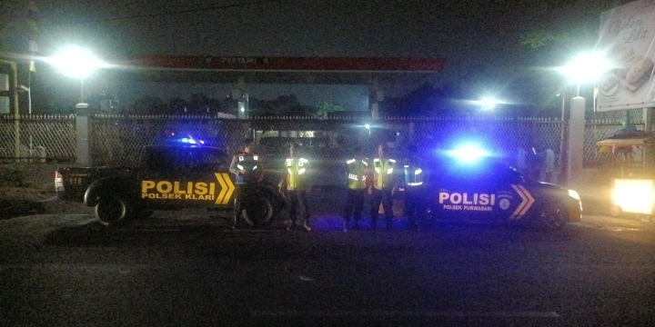 Patroli Bersinggungan Polsek Klari bersama Polsek Purwasari Pastikan Wilayah Perbatasan Aman dan Kondusif