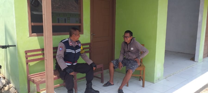 Bhabinkamtibmas Polsek Jatisari Sambangi Kepala Dusun Kampung Karajan, Sampaikan Pesan Kamtibmas