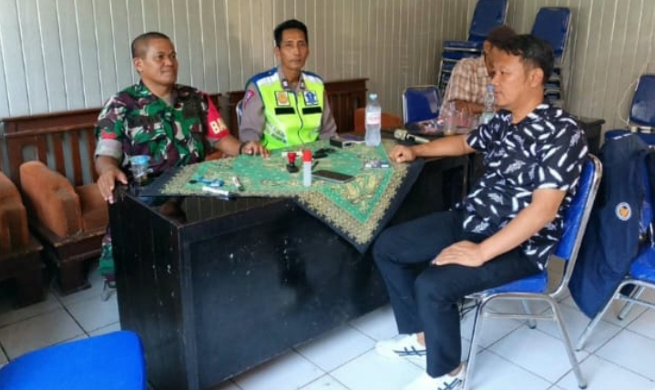 Silaturahmi Kamtibmas, Bhabinkamtibmas Polsek Jatisari bersama Babinsa Sapa Warga Desa Jatibaru