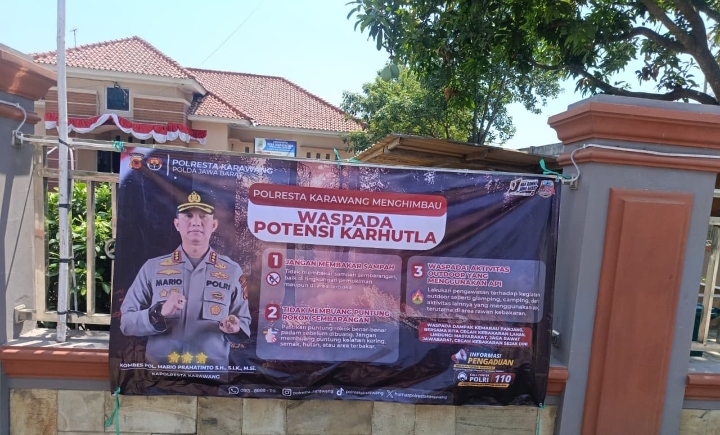 Personil Polsek Klari Pasang Spanduk Imbauan Karhutla di Pagar Mako Polsek Klari  ‎