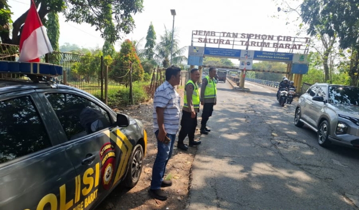 Personil Polsek Telukjambe Barat Lakukan Patroli di Jembatan Sipon