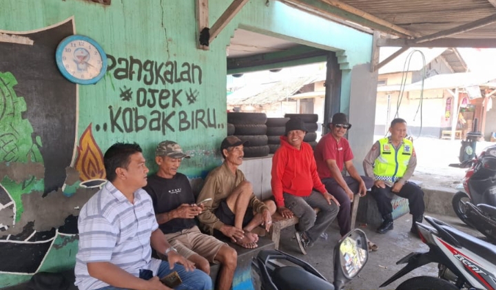 Personil Polsek Telukjambe Barat Patroli Sapa Warga di Pangkalan Ojeg Kobakbiru