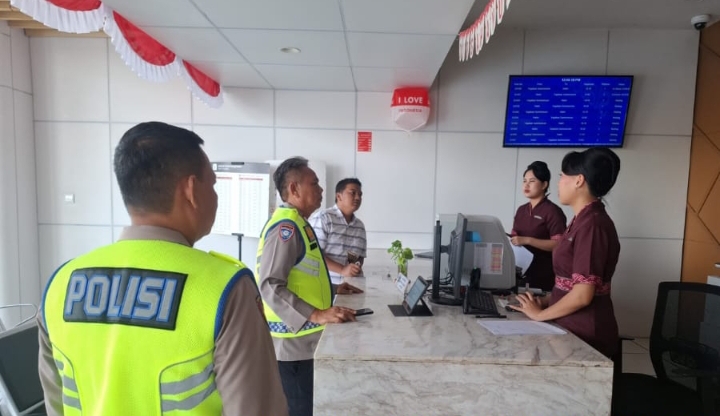 Patroli Polsek Telukjambe Barat Perkuat Keamanan, Sapa Warga, dan Pastikan Kondusivitas Stasiun Whoosh