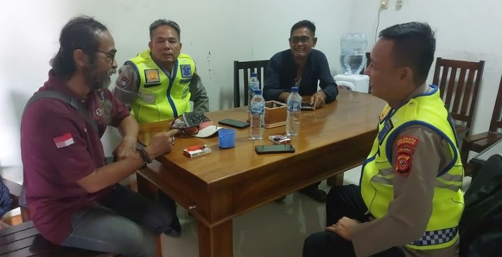 Ngawangkong Kamtibmas, Personil Polsek Telukjambe Barat Sambangi Warga Dusun Pasircongcot