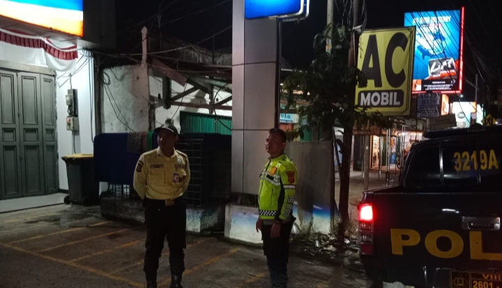 Polsek Klari Perkuat Pengamanan di Kantor Bank BJB Desa Duren Pada Malam Hari
