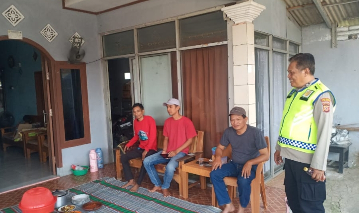 Ngawangkong Kamtibmas, Personil Polsek Telukjambe Barat Sambangi Warga Dusun Kobakmanyar