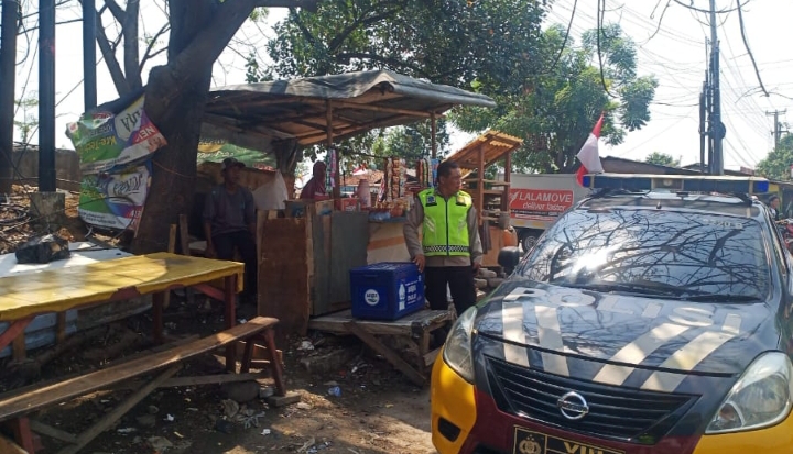 Patroli Sapa Warga, Personil Polsek Telukjambe Barat Sampaikan Himbauan Kamtibmas Ke Warga Badami