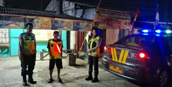 Polsek Jatisari Melaksanakan Patroli KRYD Sapa Warga Malam Hari,, Sasaran Jalan Raya Pantura Balonggandu