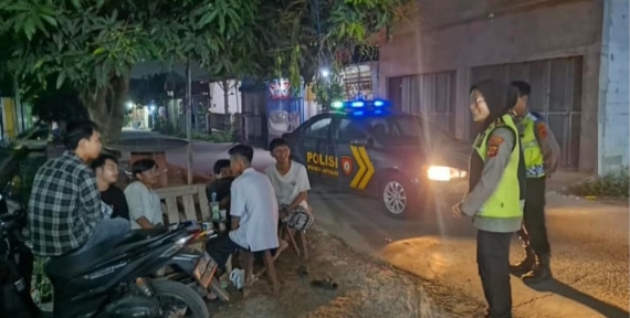Patroli Sapa Warga Dini Hari, Kapolsek Jatisari Sambangi Warga Sampaikan Pesan Kamtibmas