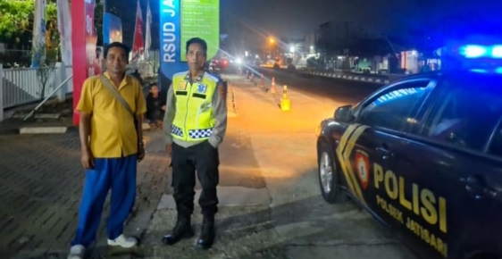 Patroli Polsek Jatisari Sambangi Warga di Lingkungan RSUD Jatisari
