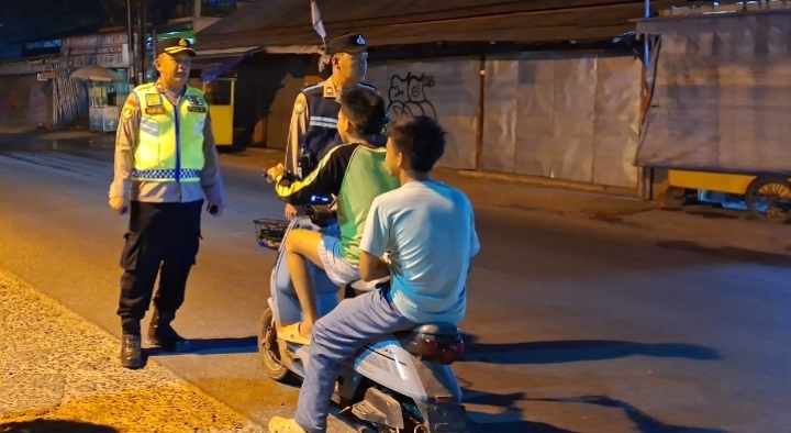 Patroli Dinihari, Kapolsek Klari Tegur Dua Remaja Pengendara Sepeda Listrik