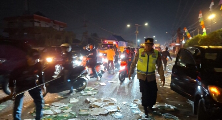 Peduli Keselamatan Pengguna Jalan, Piket Pawas Iptu Yoyo Waluyo Bersama Personel Bersihkan Kardus Berserakan di Jalan Raya Kopel