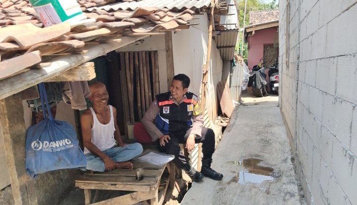 Bhabinkamtibmas Polsek Klari Sambangi Sesepuh Desa Walahar, Perkuat Silaturahmi dan Kamtibmas