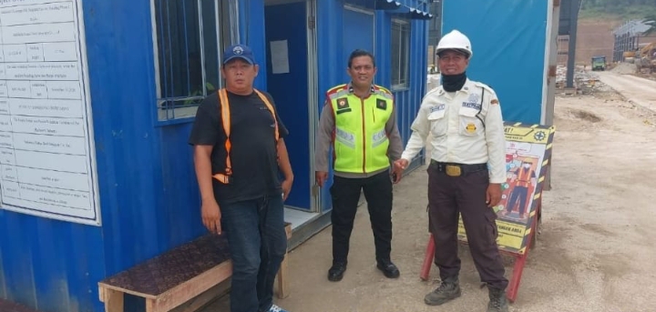 Sambang Security, Personil Polsek Telukjambe Barat Patroli Sapa Warga Sampaikan Nomor Layanan Kepolisian