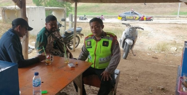 Personil Polsek Telukjambe Barat Patroli Sapa Warga di Dusun Karadak