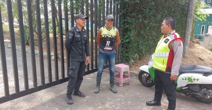 Personil Polsek Telukjambe Barat Sampaikan Himbauan Kamtibmas Ke Warga Kaligandu