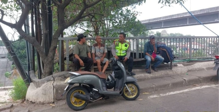 Ngawangkong Kamtibmas, Personil Polsek Telukjambe Barat bersama Warga di Jembatan Baregbeg