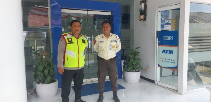 Ini Yang Disampaikan Personil Polsek Telukjambe Barat Kepada Security Bank BRI