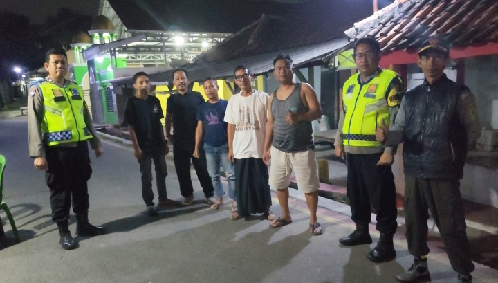 Personel Polsek Klari Patroli Sapa Warga, Sambangi Poskamling