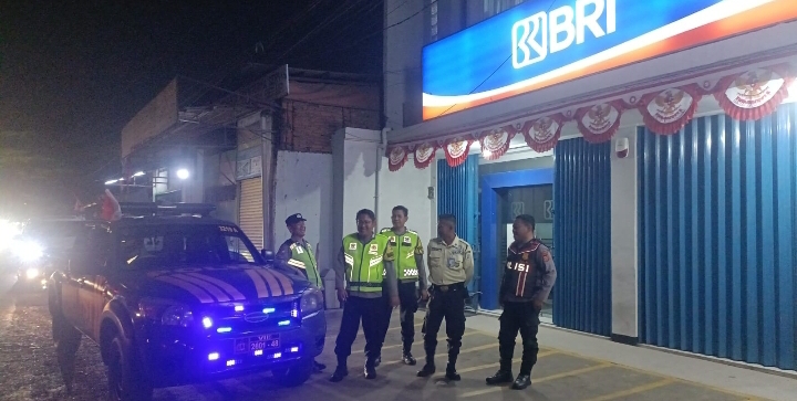Polsek Klari Perkuat Pengamanan Malam di Bank BRI Desa Gintungkerta