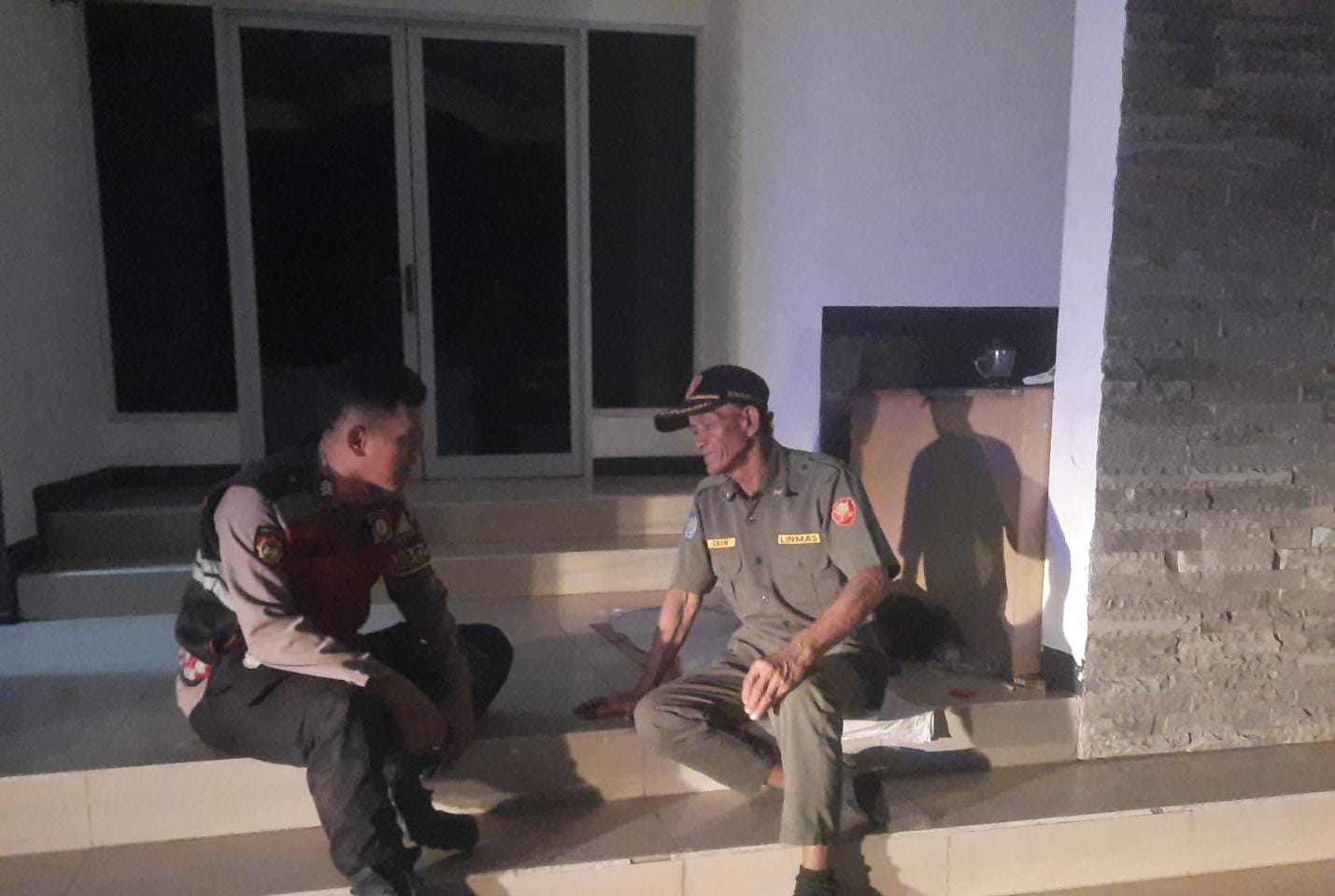 Bhabinkamtibmas Polsek Telagasari Lakukan Pendampingan Siskamling Untuk Cegah Gukamtibmas