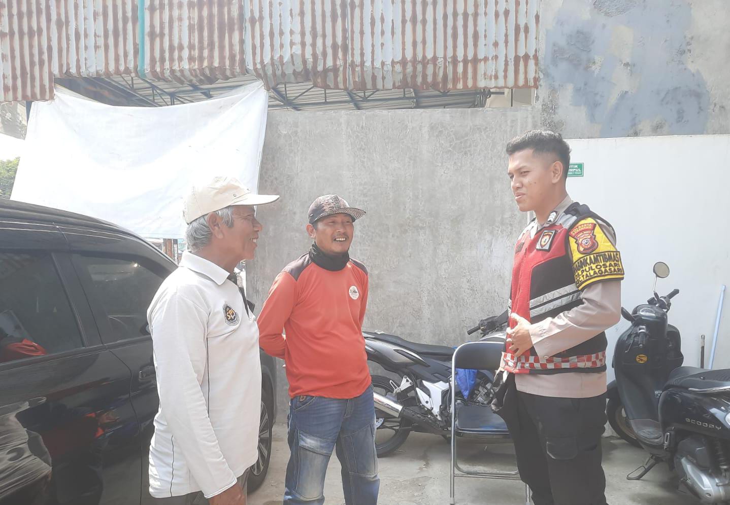 Bhabinkamtibmas Polsek Telagasari Sebar Himbauan Kamtibmas Kepada Warga Dalam Giat Sambang