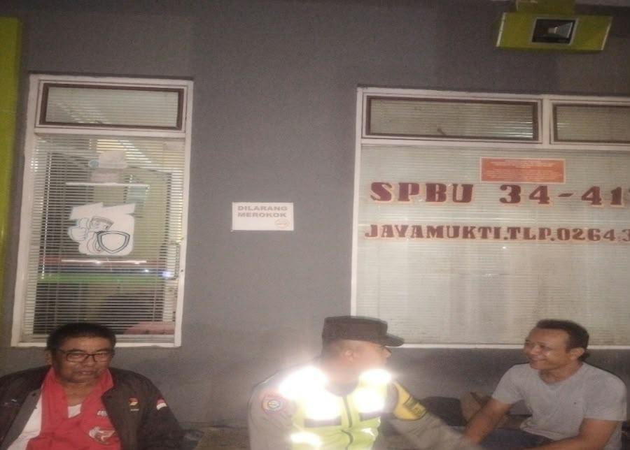 Bhabinkamtibmas Ikut Serta Dalam Giat Ronda Bersama Warga