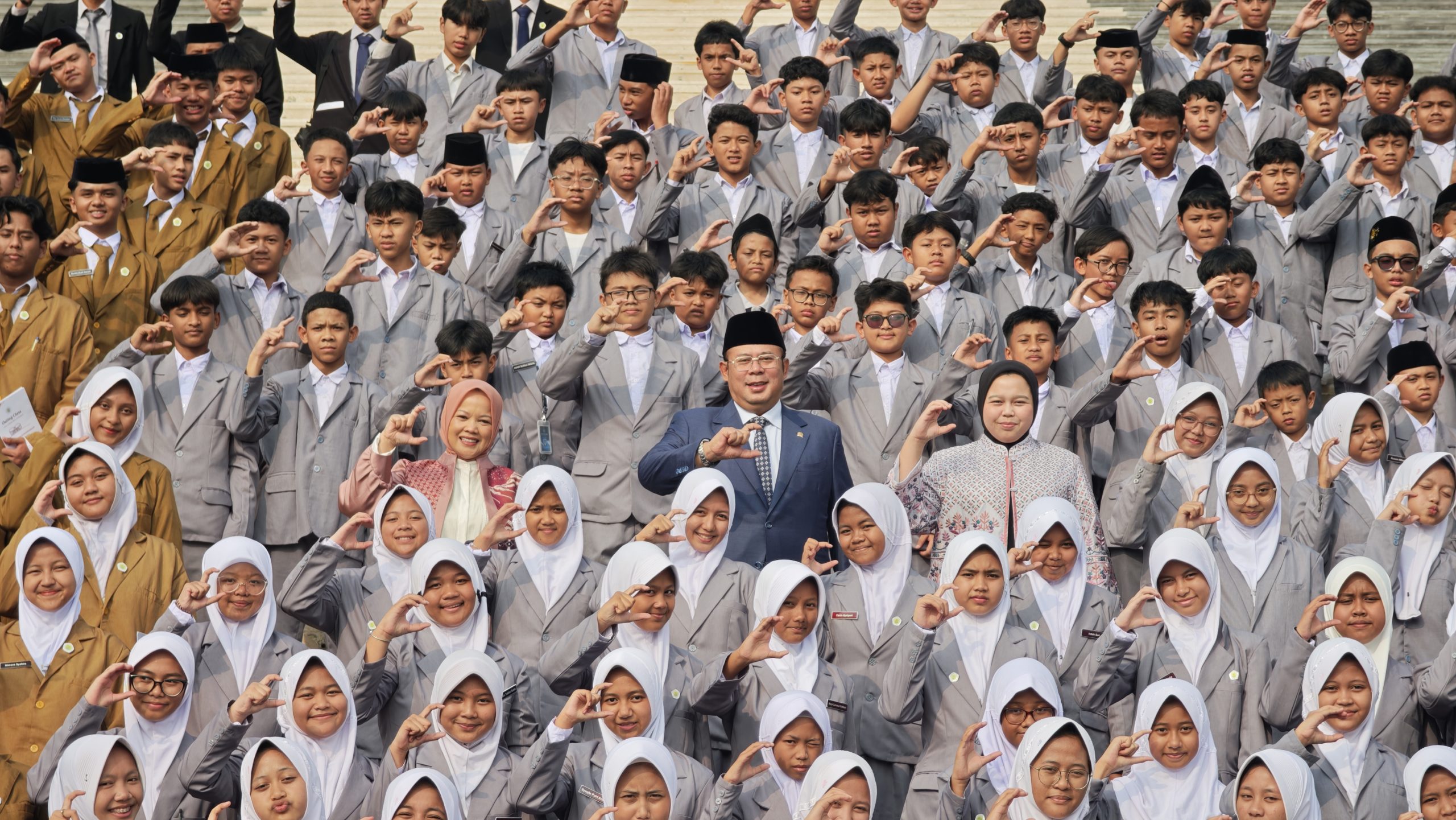 Humaira Dampingi Siswa SMP-SMA Habibi Bina Cendekia Belajar Demokrasi di Gedung DPR RI