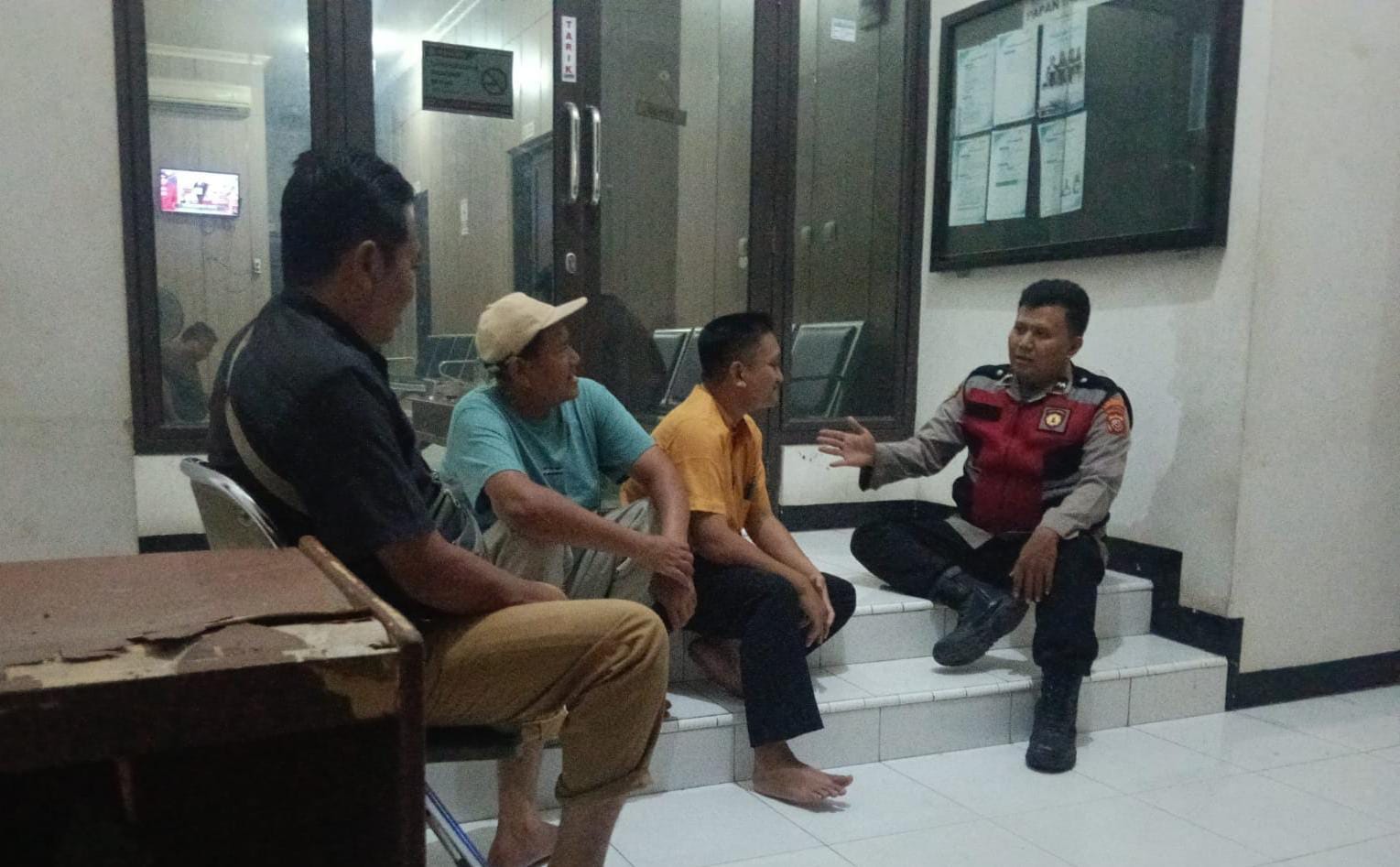 Bhabinkamtibmas Polsek Telagasari Kondusifkan Lingkungan Dengan Giat Siskamling