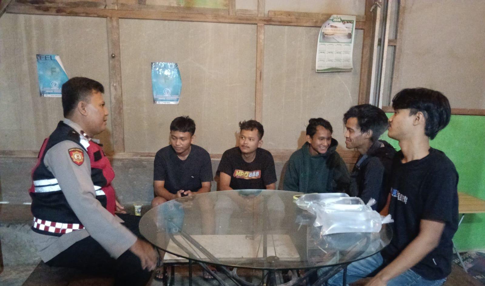 Bhabinkamtibmas Polsek Telagasari Mengadakan Penyuluhan Cegah Kenakalan Remaja di Desa Binaan