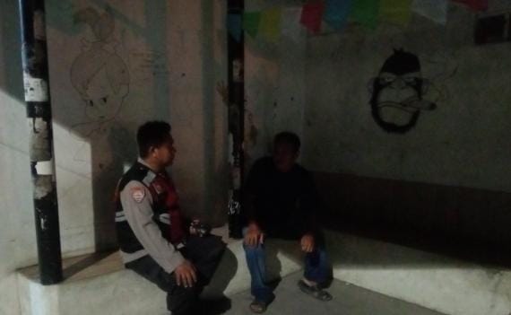 Bhabinkamtibmas Polsek Telagasari Dampingi Warga Lakukan Siskamling dan Pastikan Lingkungan Kondusif