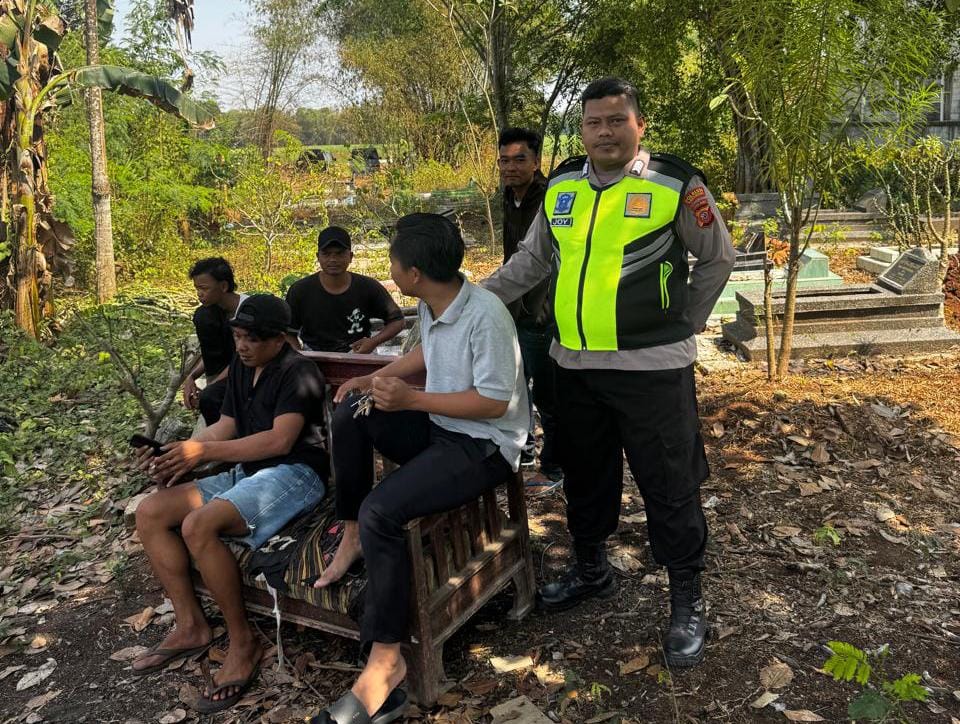 Cegah Kenakalan Remaja, Bhabinkamtibmas Polsek Telagasari Berikan Penyuluhan di Desa Linggarsari