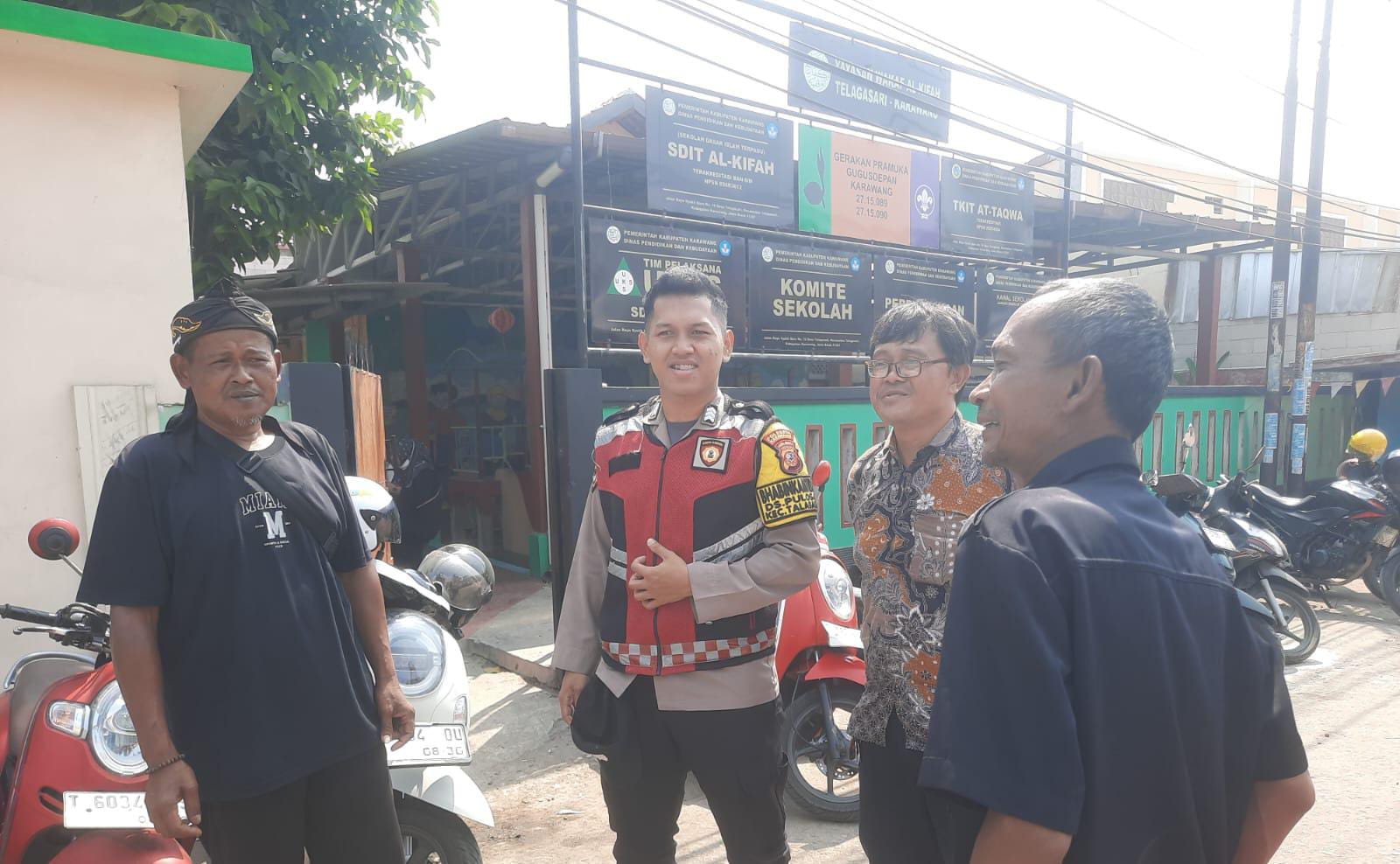Cegah Kenakalan Remaja, Bhabinkamtibmas Polsek Telagasari Himbau Warga Awasi Anak-anaknya