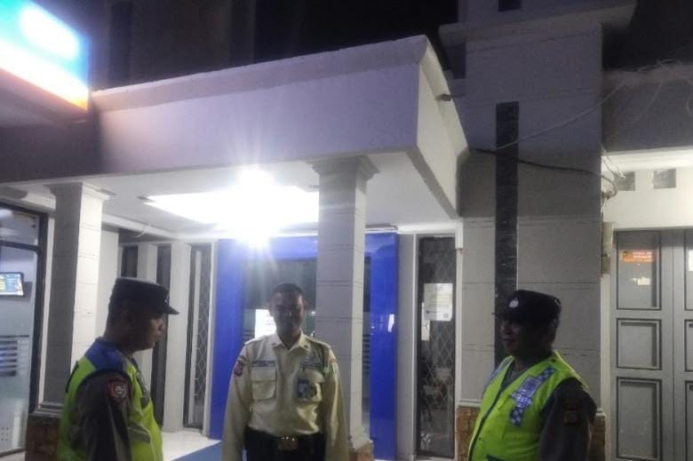 Bhabinkamtibmas Ikut Serta Dalam Giat Ronda Bersama Warga