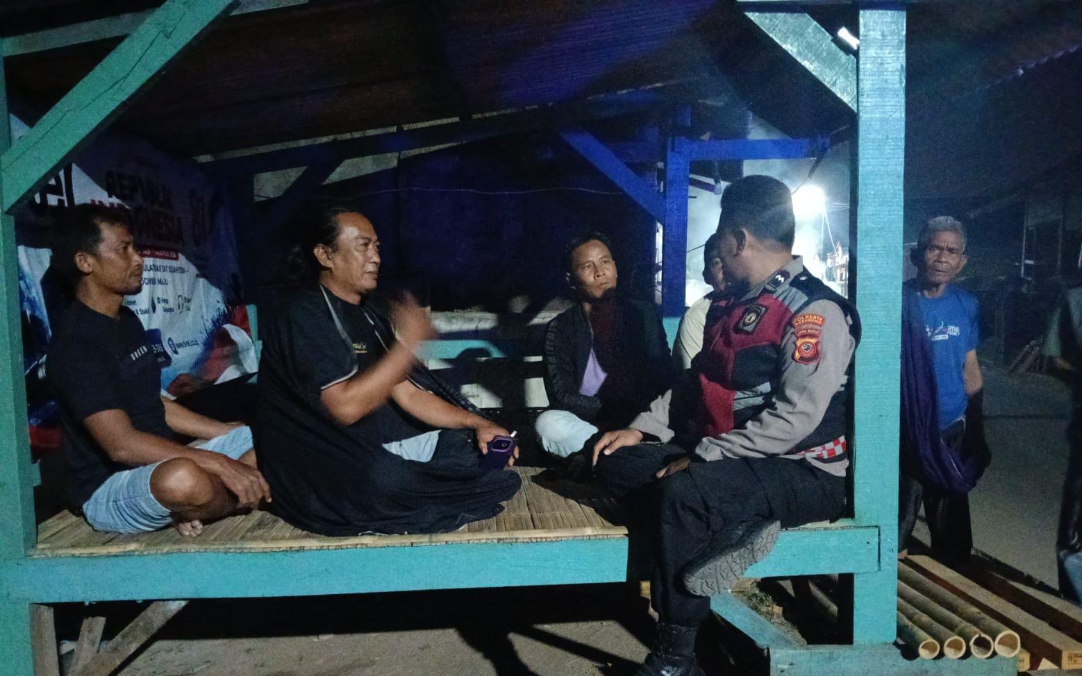 Sigap Jaga Keamanan, Bhabinkamtibmas Polsek Telagasari Ajak Warga Ronda Bersama