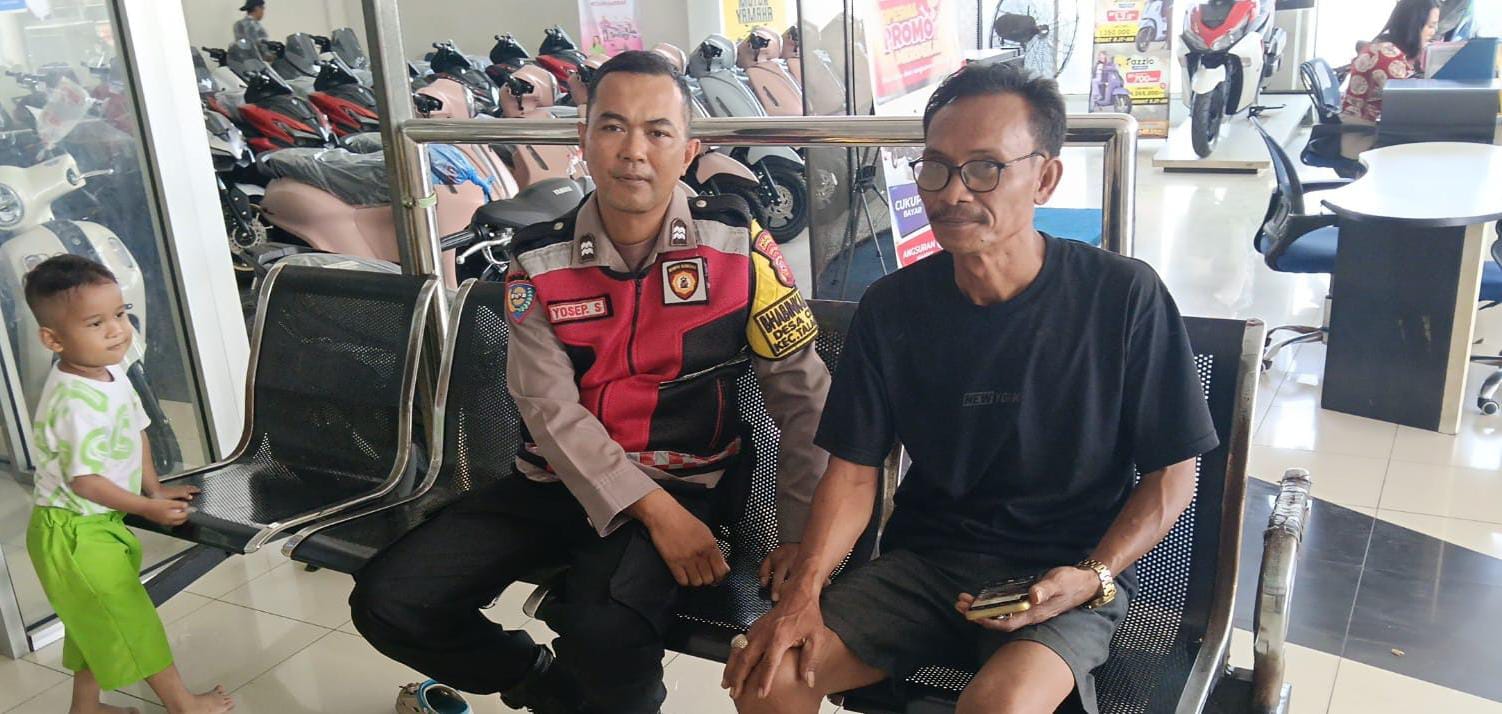 Bhabinkamtibmas Polsek Telagasari Sebar Himbauan Kamtibmas dan Nomor Layanan Pengaduan Gukamtibmas