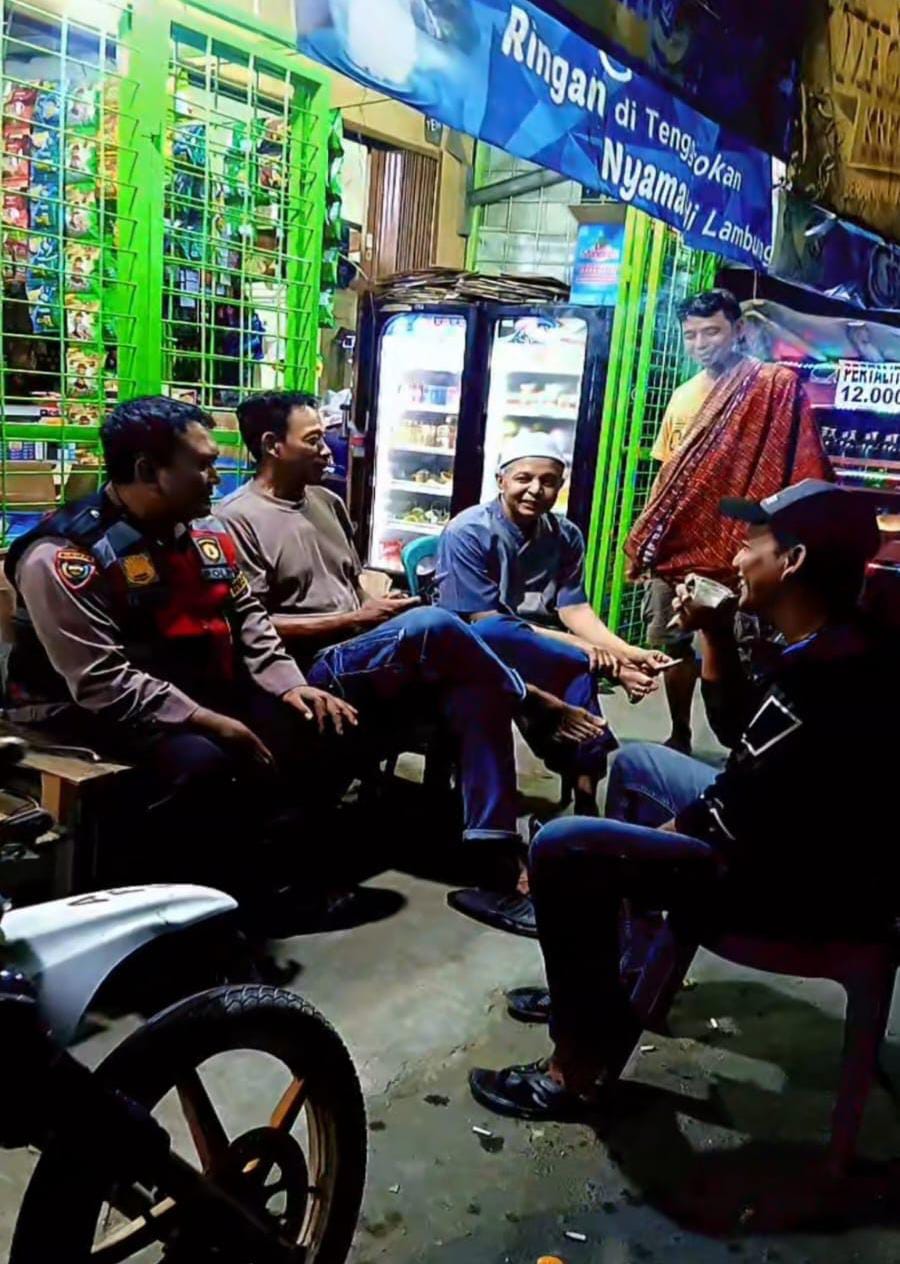 Bhabinkamtibmas Ikut Serta Dalam Giat Ronda Bersama Warga