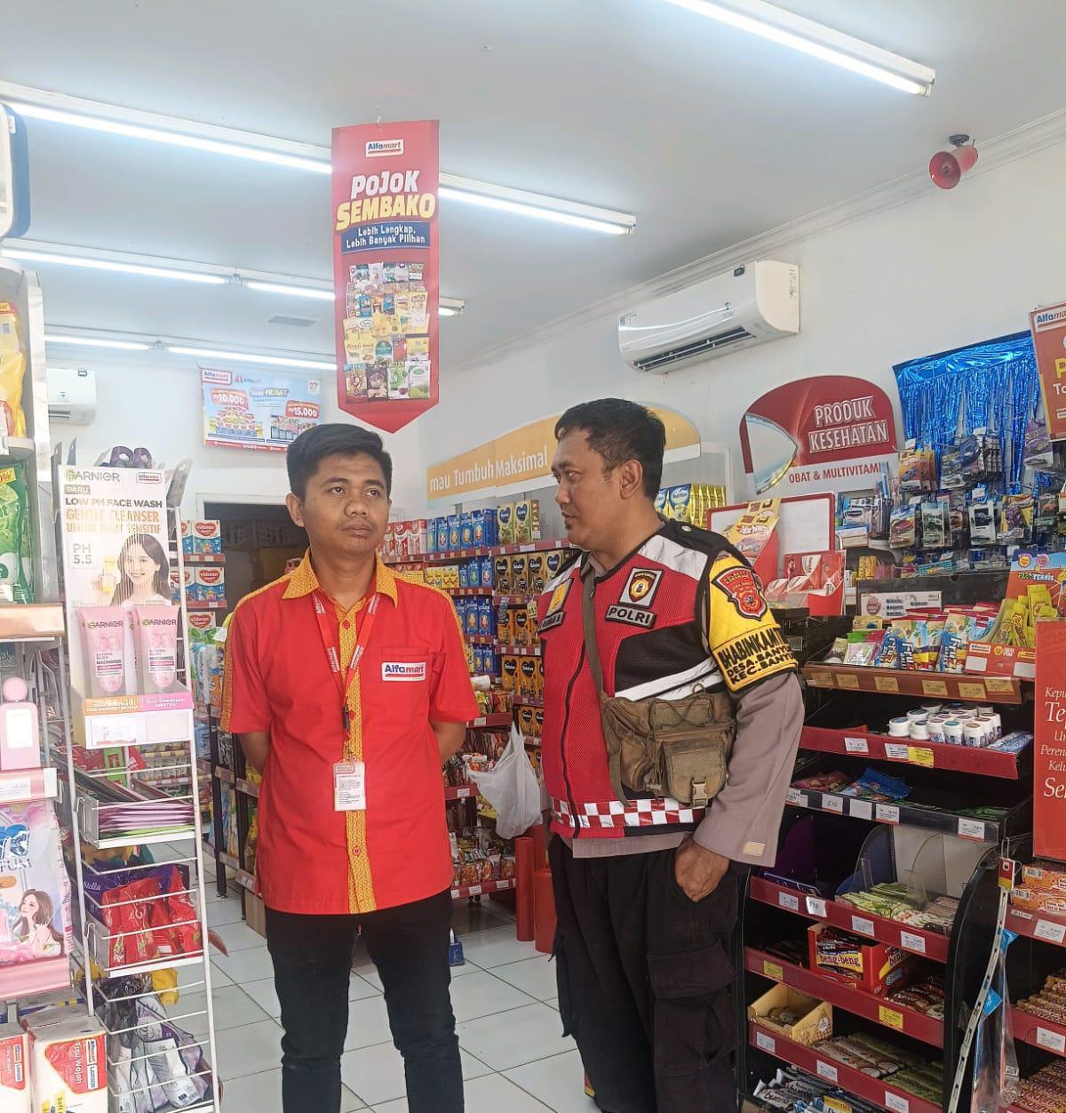 Giat Patroli Perekat Supermarket Alfamart Gempol Guna Antisipasi Kejahatan