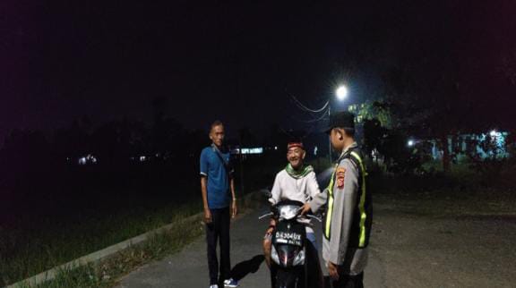 Bhabinkamtibmas Ikut Serta Dalam Giat Ronda Bersama Warga
